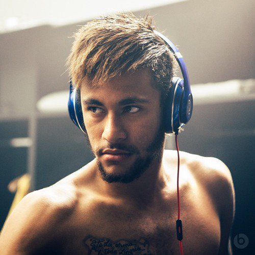 Neymar Jr. știe să-și surprindă fanii, pe care i-a anunțat că s-a apucat de cântat și va lansa prima lui piesă în cursul zilei de miercuri, 14 septembrie